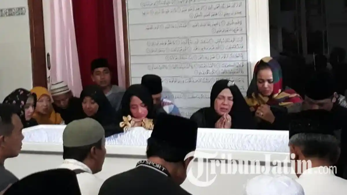 Jenazah Ayah Dewi Perssik Tiba di Jember, Depe Tak Kuasa Menahan Tangis