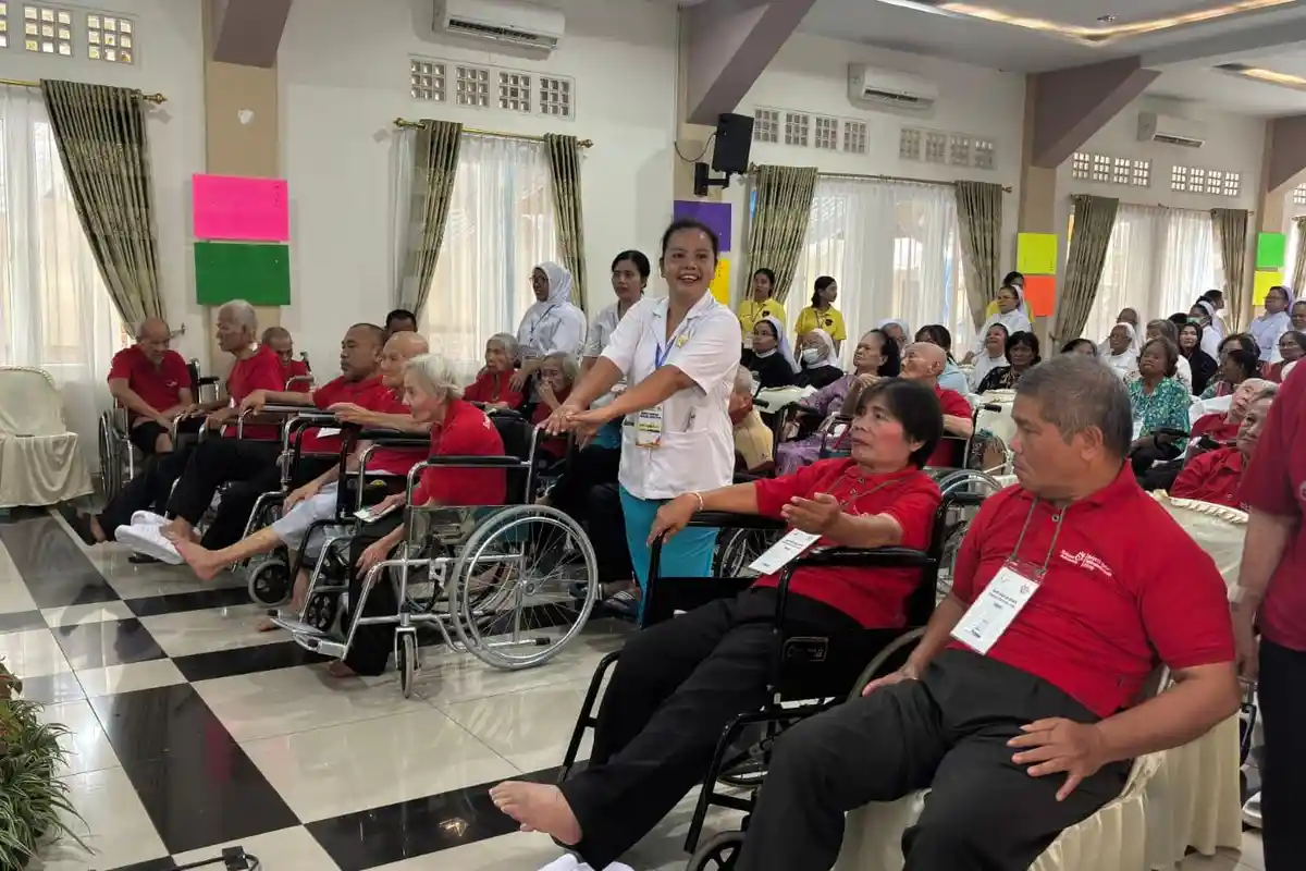 Berbagi Waktu dan Kasih, Kisah Dokter Sukarelawan di Panti Lansia Karya Kasih