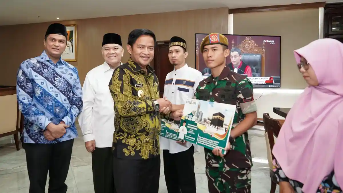 Pj Gubernur Sumut Serahkan Hadiah Ibadah Umrah Pemenang Lomba MTQ ASN dan Non ASN