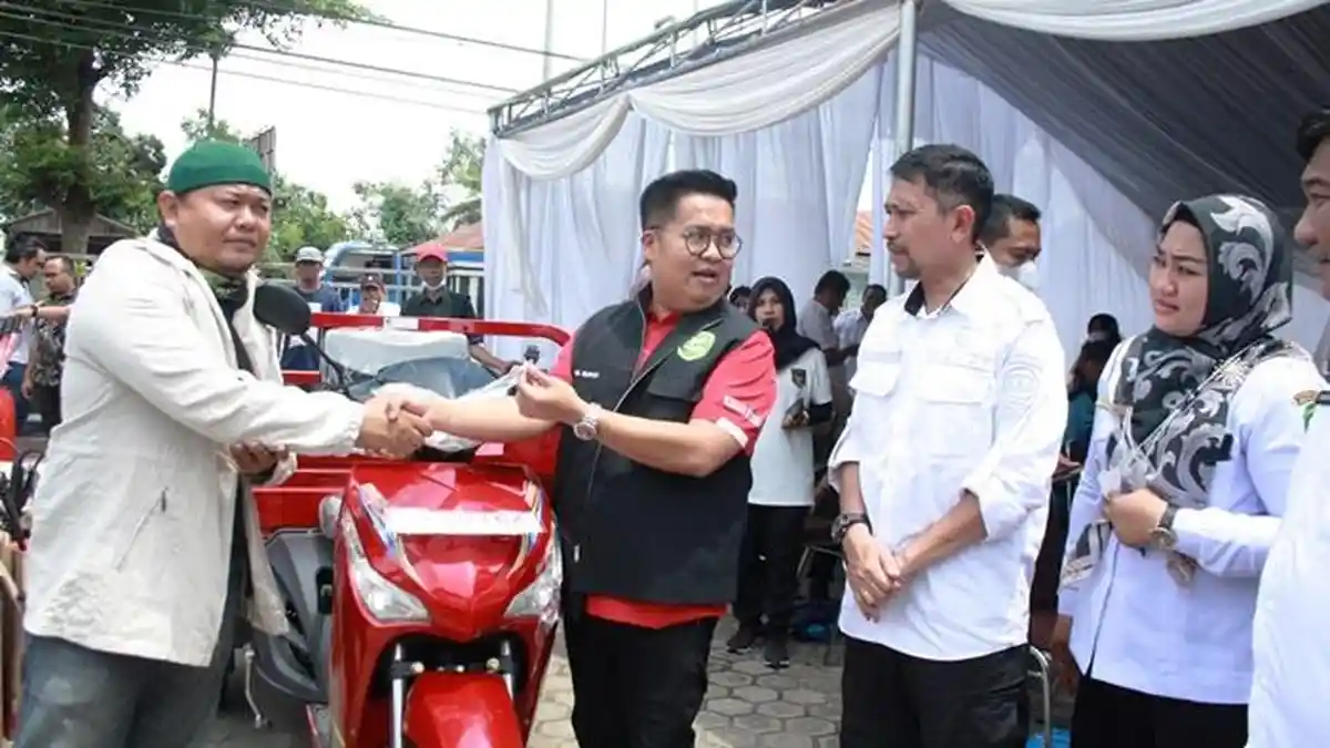 Realisasikan Program Kukar Idaman di Sangasanga, Wabup Rendi Serahkan Perlengkapan Gotong Royong