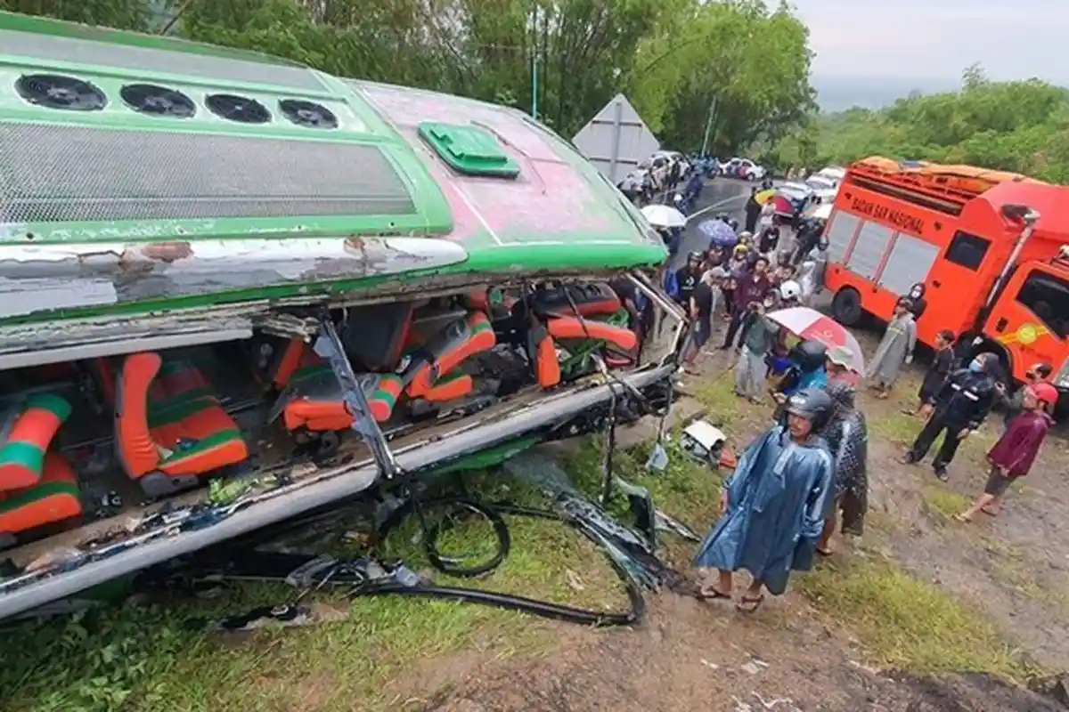 Kecelakaan Maut Pukul 14.00 WIB, Bus Pariwisata Hantam Tebing, 13 Orang Tewas