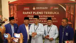 Pasangan-Kharisma-saat-diwawancarai-sejumlah-media-terkait-Pilkada-Pamekasan-2024.jpg