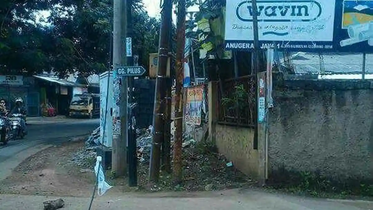 Kabel Terjuntai di Kalimulya, Depok Resahkan Warga