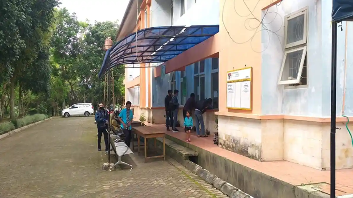 Ruang Tunggu Kantor Disdukcapil Pagaralam Tak Mampu Tampung Warga yang Datang, Pohon jadi Sasaran