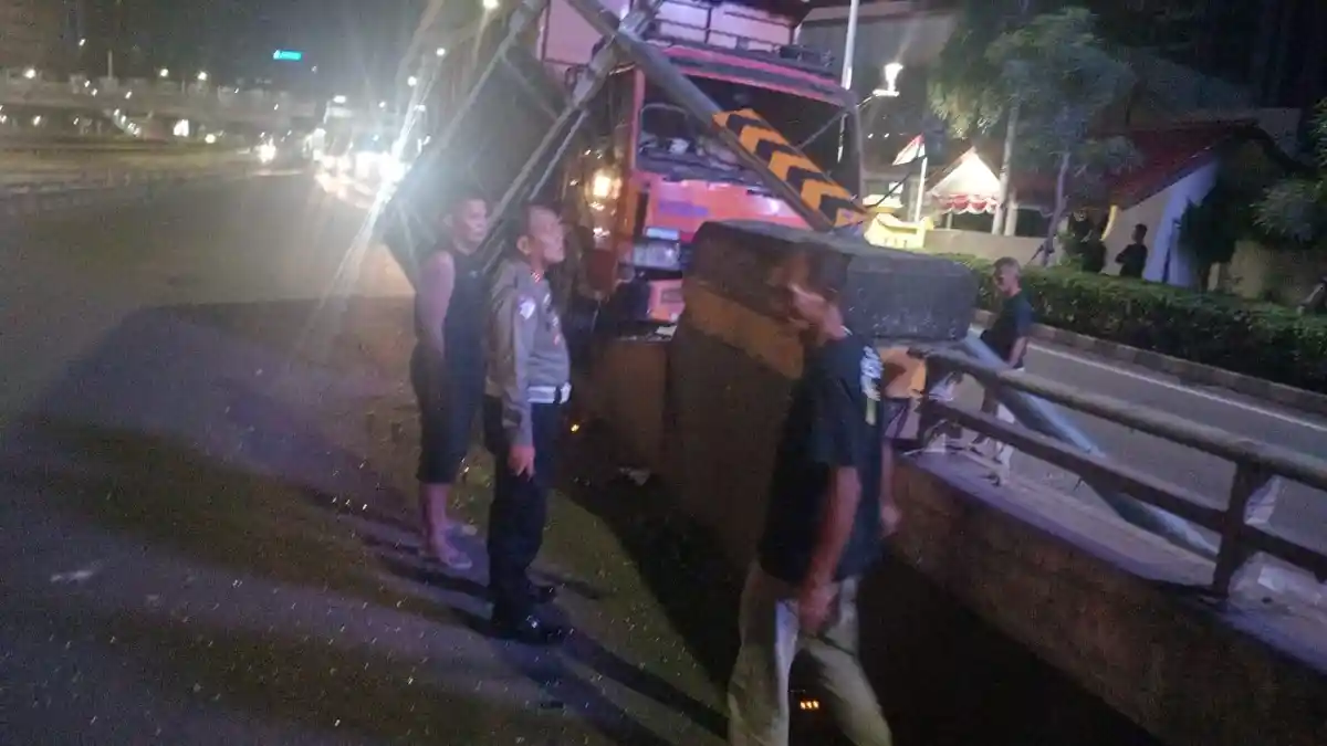 Truk Tabrak Separator Jalan hingga Rambu Jalan Ambruk di Gatot Subroto, Sopir Diduga Ngantuk