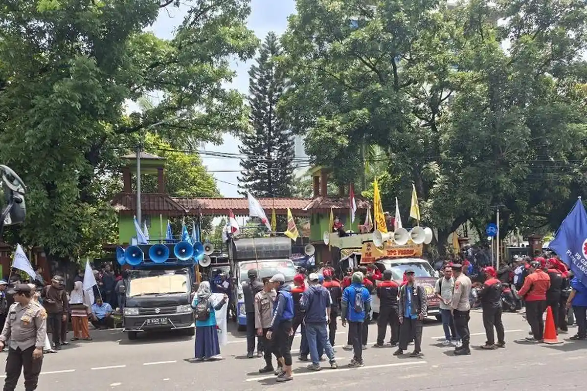Demo Buruh Bekasi Ricuh Damai, Tri Adhianto Janji Kaji Tuntutan Upah
