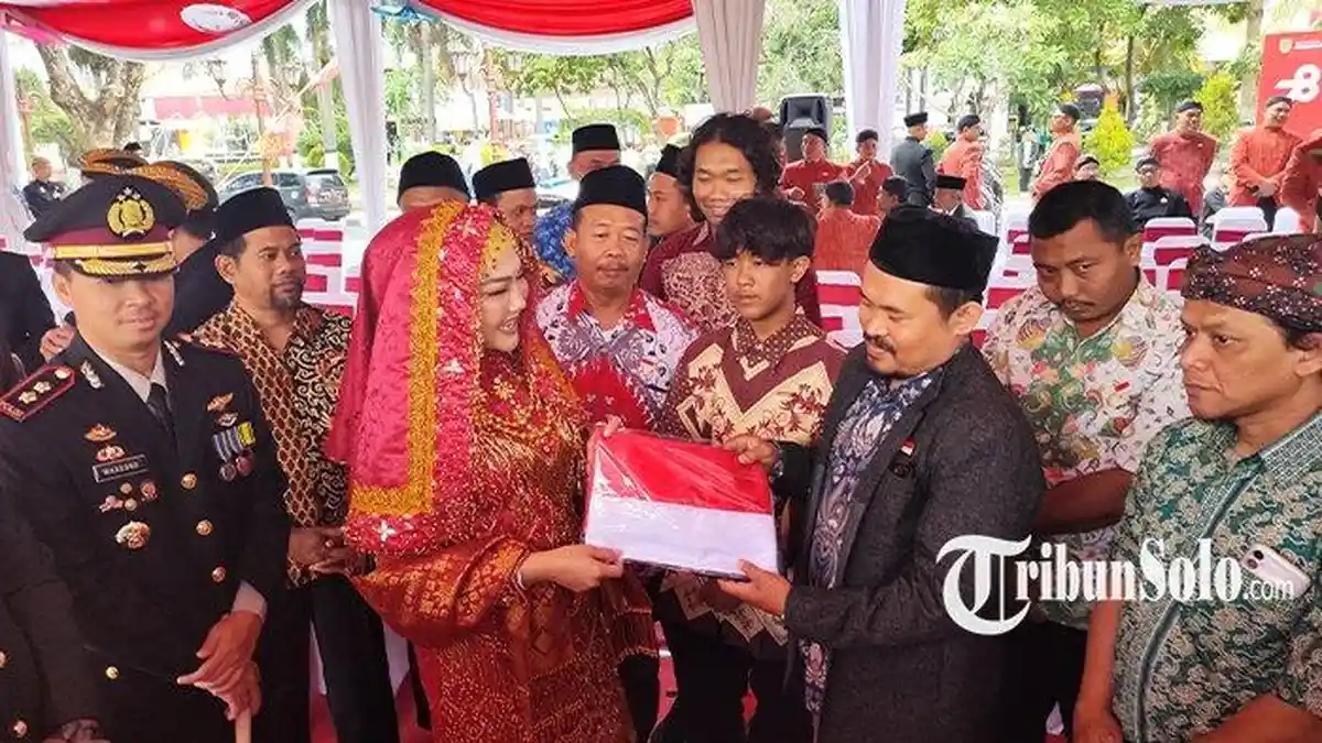 Bupati Sri Mulyani Serahkan Bendera Merah Putih ke Mantan Napiter Usai Ikuti Upacara HUT ke-78 RI
