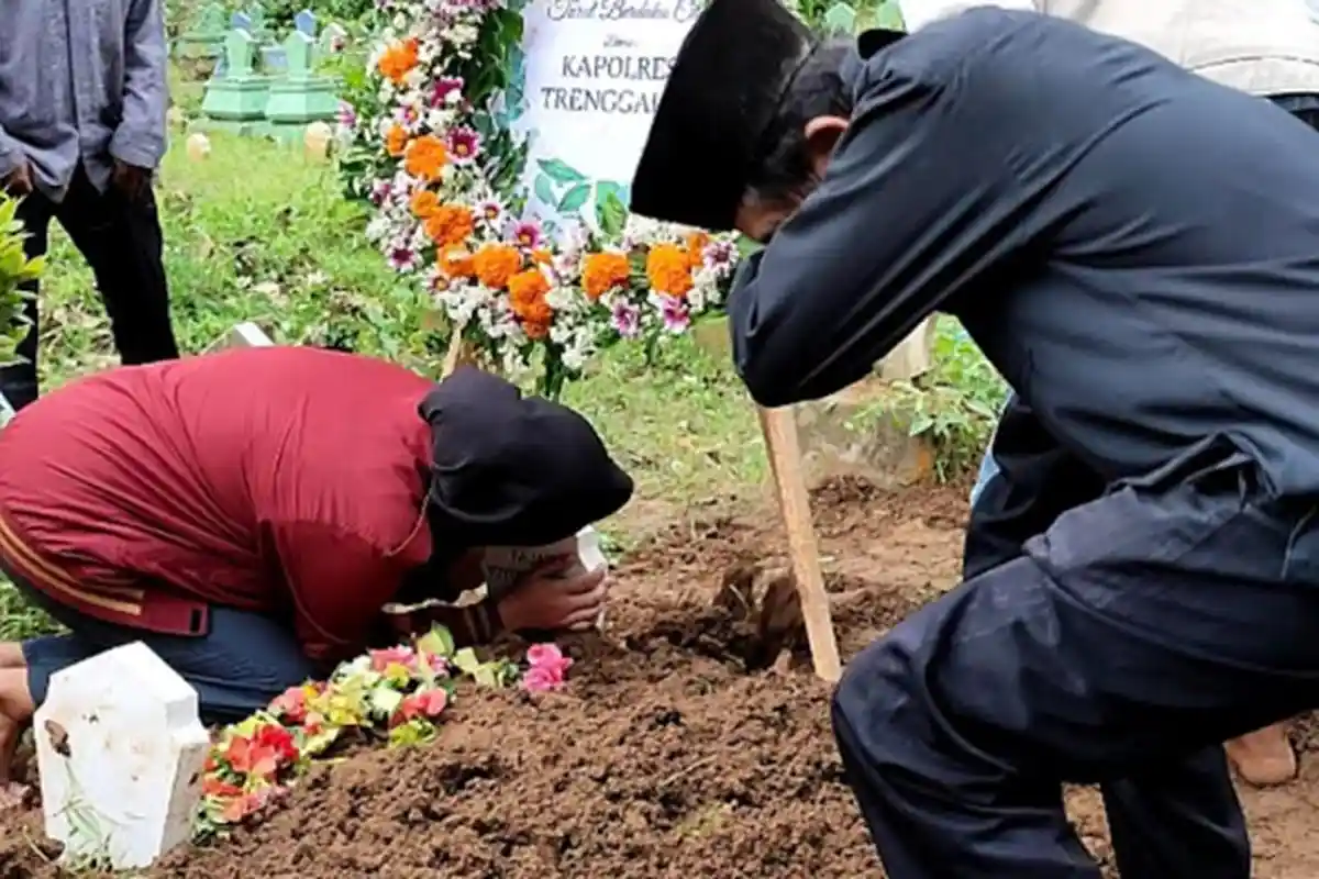 Momen Haru Istri Briptu Fajar Yoyok Pujianto Cium Batu Nisan Suami saat Pemakaman
