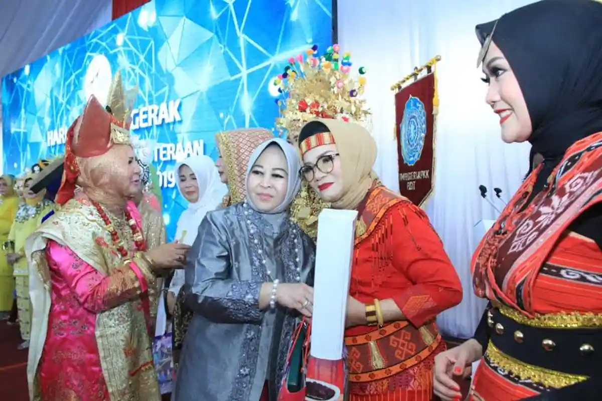 Kenakan Busana Toraja, Liestiyati Sabet Penghargaan PKK Nasional