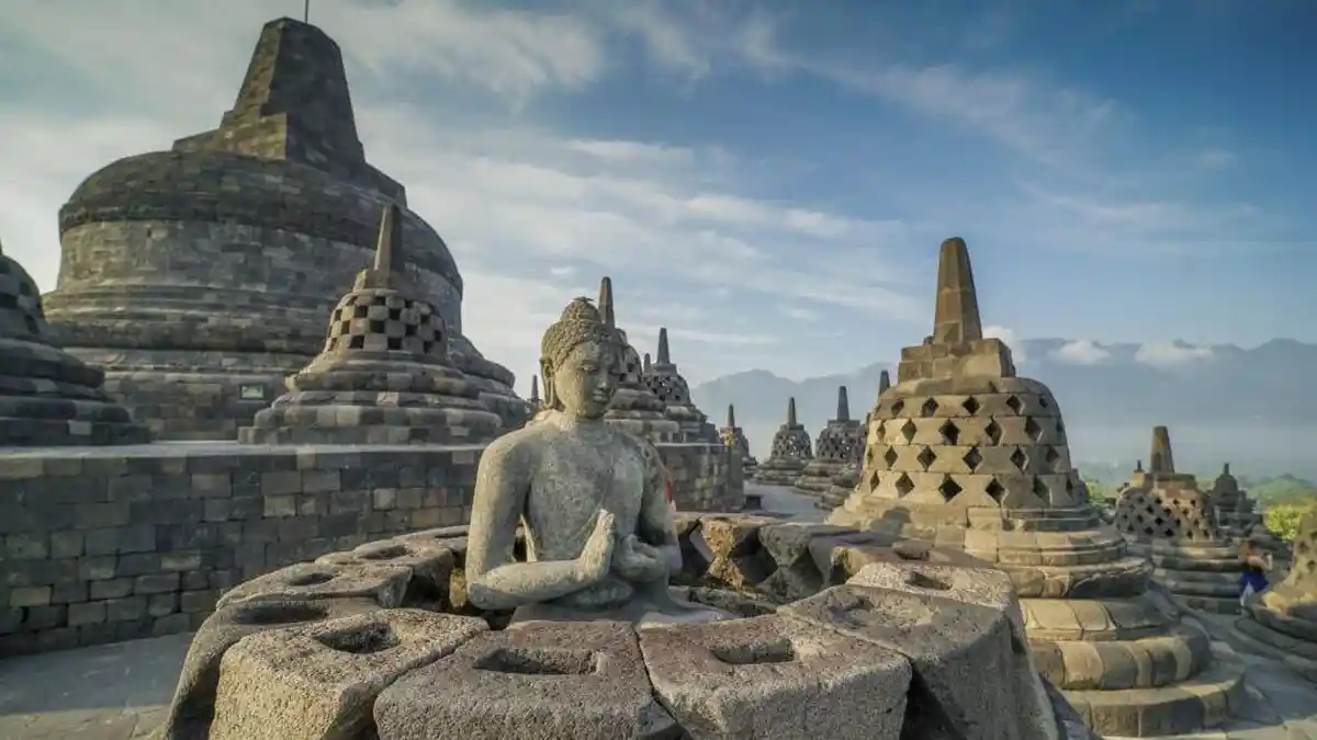 Menko Luhut Ungkap Pengunjung Candi Borobudur Melebihi Batas
