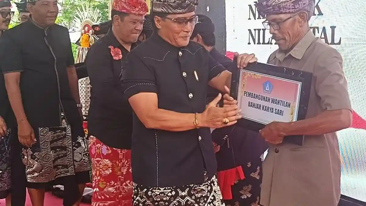 Bupati Badung Giri Prasta Serahkan Bantuan Dana Rp142 Miliar Lebih Ke Bangli