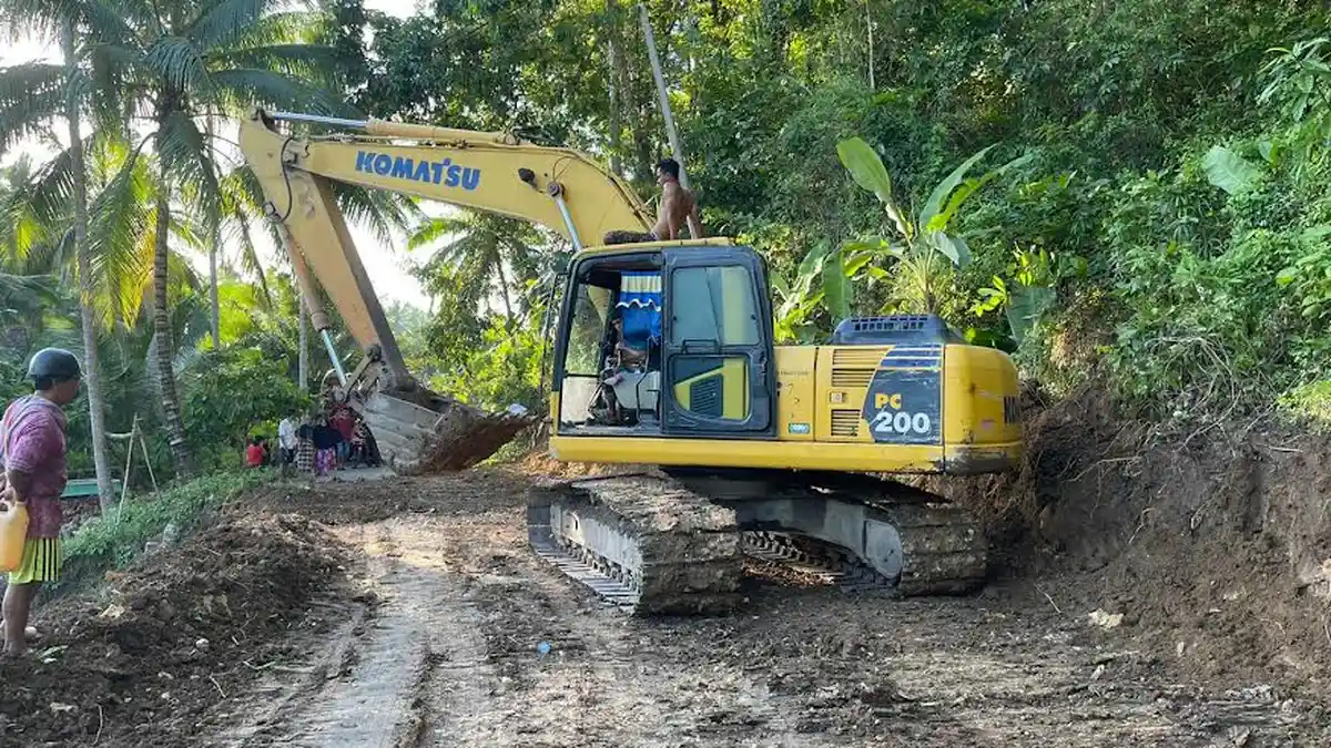 Jalanan Nyaris Putus, Asosiasi Pengusaha Alat Berat Bulukumba Perbaiki Jalan Herlang - Bontotiro