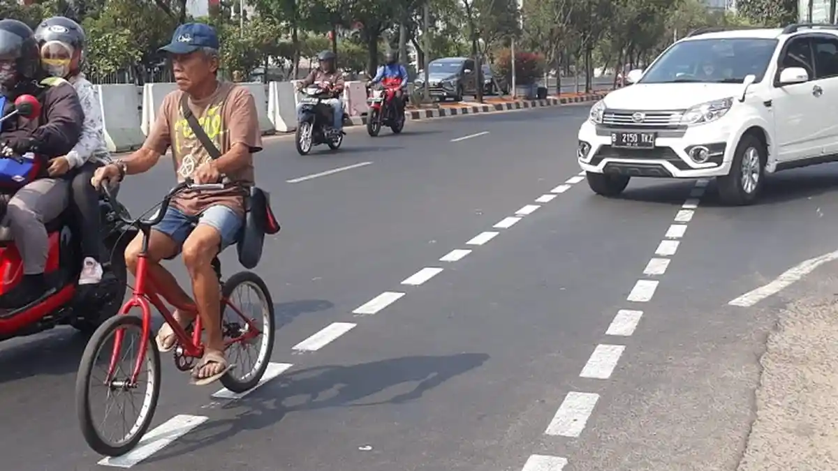 Meski Sudah Diuji Coba, Jalur Sepeda di Jakarta Timur Belum Dilengkapi Rambu