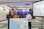 Waspadai Zona Merah! BMKG Ambon Serahkan Peta Bahaya Tsunami Kabupaten Buru