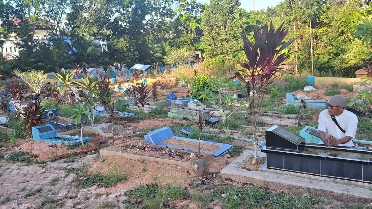 Tradisi Nyekar Jelang Idulfitri Buat Banyak Peziarah Datang ke TPU Bukit Abadi Kawal Bintan