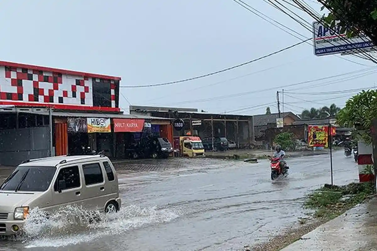 Hujan Turun Cuma 4 Jam, Jalan Protokol di Pringsewu Tergenang Air