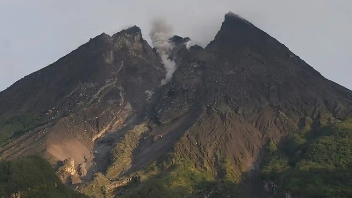 Terjadi 16 Kali Gempa Guguran, Warga Diimbau Tidak Mendaki Gunung Merapi