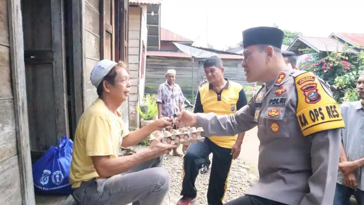 Puncak Bhayangkara ke-78 Lalu, Kapolres Padangsidimpuan Berbagi Kepada Warga Kurang Mampu