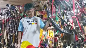 markus-pengrajin-parang-toraja.jpg