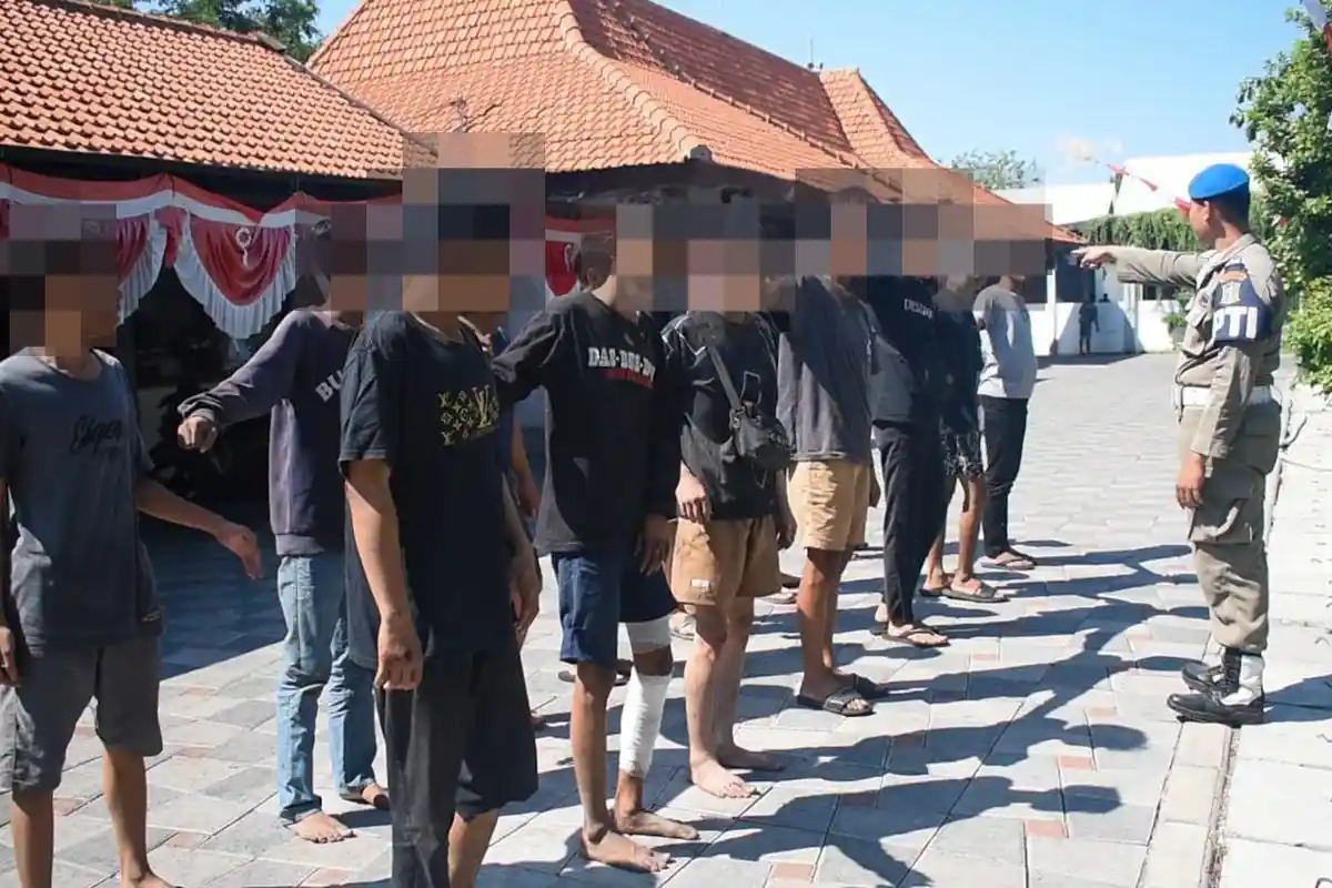 Hendak Tawuran, Belasan Remaja Dibawa Satpol-PP Bantu ODGJ di Liponsos Keputih Surabaya