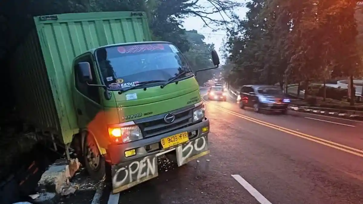 Nekat Lewat Jalur Dalam Kota Semarang, Truk Boks Open BO Ini Akhirnya Terperosok Masuk Selokan