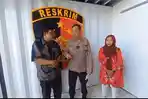 Humas-Polres-Pelabuhan-Tanjung-Perak-Iptu-Suroto-menasehati-Derry-di-depan-pelapor.jpg