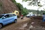 jalan-trans-sulawesi-di-koha-minahasa-tertutup-longsor.jpg