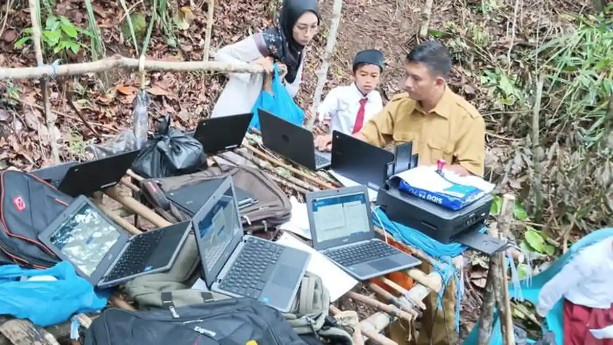 Pelajar SDN Mentuda Lingga Ikuti ANBK di Hutan Gegara Kesulitan Internet