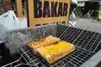 Sensasi-kuliner-di-Lampung-roti-bakar-dipanggang-di-atas-bara-api.jpg