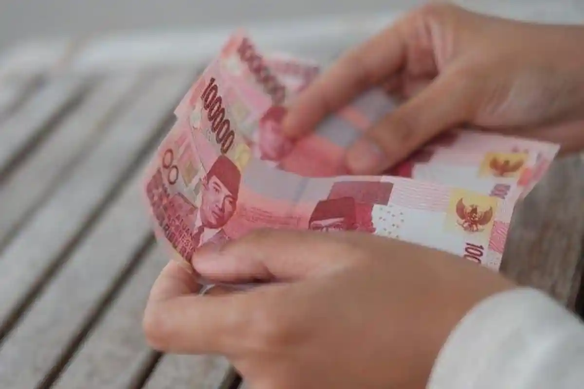 Bansos Tunai Rp 300 Ribu, Cairkan dengan Bawa KTP atau KK, Cek Penerima BST di dtks.kemensos.go.id