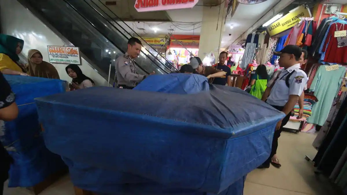 BREAKING NEWS: Perempuan Ini Terus Menangis Barang Dagangannya Raib Digasak Maling