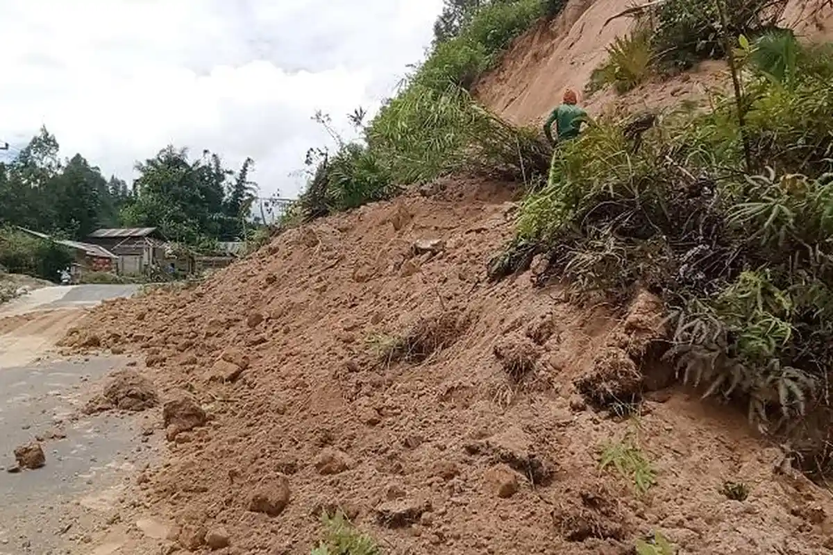 Tanah Longsor Tutup Badan Jalan Poros Mamuju - Mamasa di Rantim, Pemerintah Belum Bersihkan