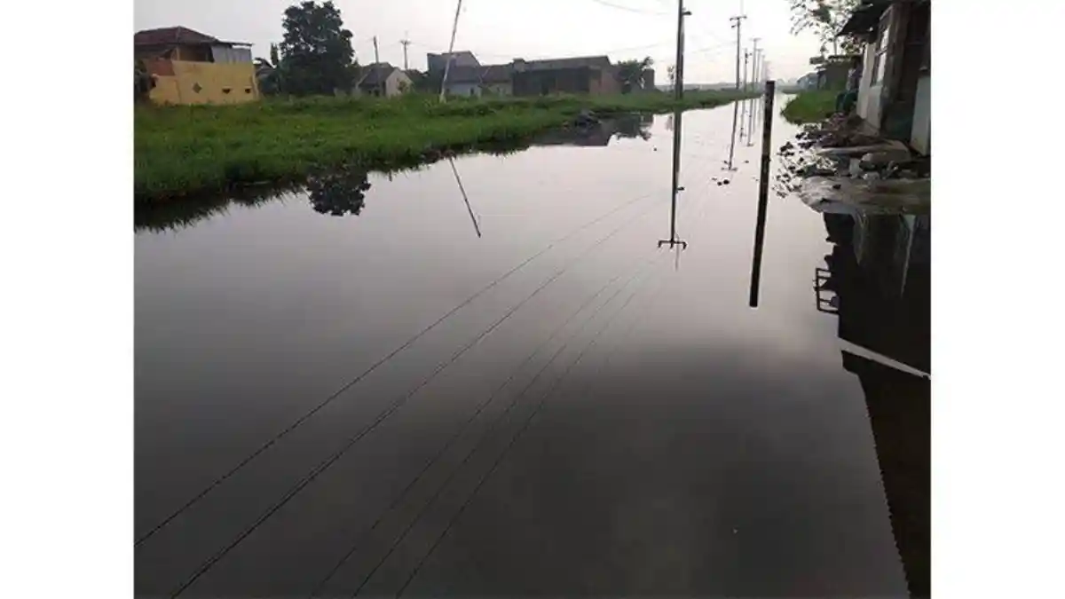 Air Banjir di Perumahaan Rancaekek Permai 2 Berwarna Hitam dan Berbau