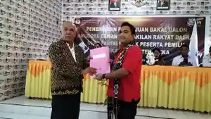 Pengurus-DPD-PSI-Kabupaten-Sikka-baju-merah.jpg