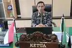 Samsudin-Djaki-saat-diwawancarai-oleh-media-di-ruang-kerjanya-Jumat-7112025.jpg