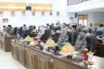 sahabuddin-menyerahkan-empat-rancangan-peraturan-daerah-ranperda.jpg