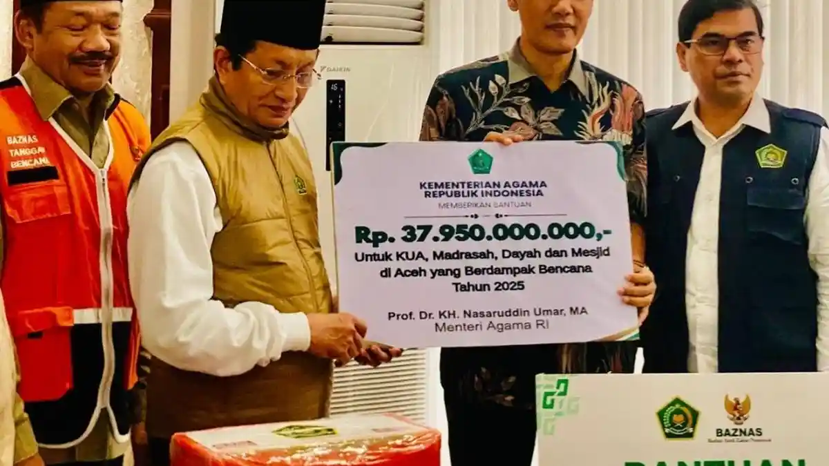 Menag Serahkan Bantuan untuk Korban Bencana Hidrometereologi Aceh
