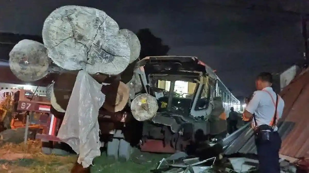 Kronologi Kecelakaan Maut Commuter Line Jenggala dengan Truk Kayu di Gresik, Asisten Masinis Tewas