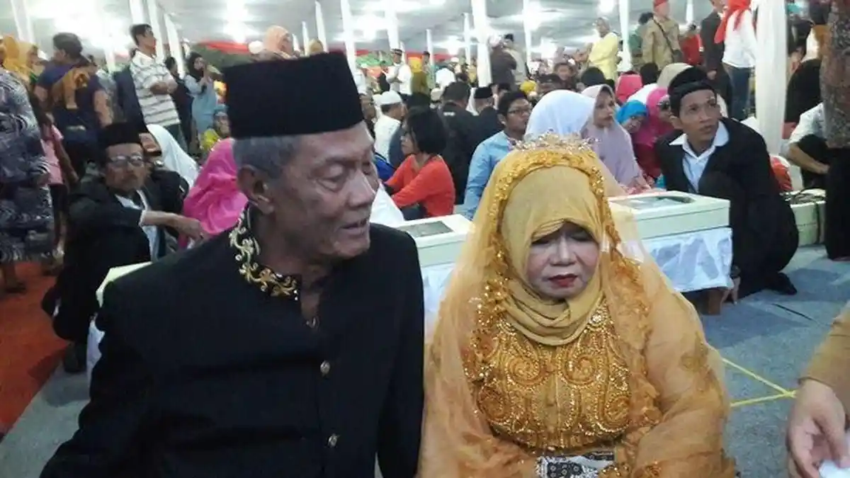 Pasangan Kakek 76 Tahun dan Nenek 63 Tahun Ini Akhirnya menikah juga