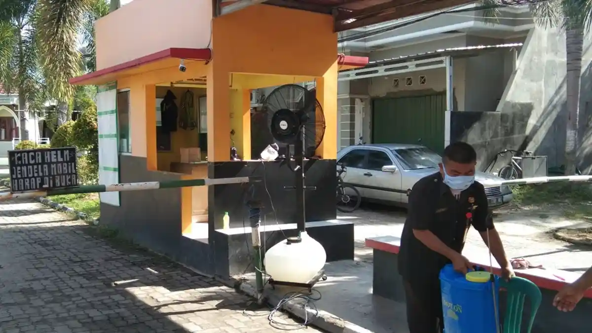 Mau Masuk ke Perumahan Ini Wajib Disemprot Disinfektan dan Pakai Hand Sanitizer