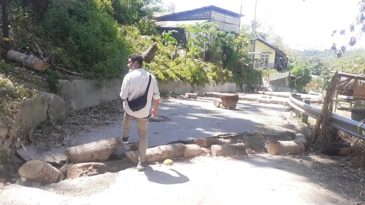 Jalan Penghubung Dua Kelurahan di Kota Kupang Putus, Warga Tutup Arus Lalulintas
