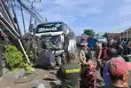Kondisi-di-TKP-lakalantas-bus-hantam-Toyota-kijang-parkir-di-pinggir-Jalan-Raya-Denpasar-Gilimanuk.jpg