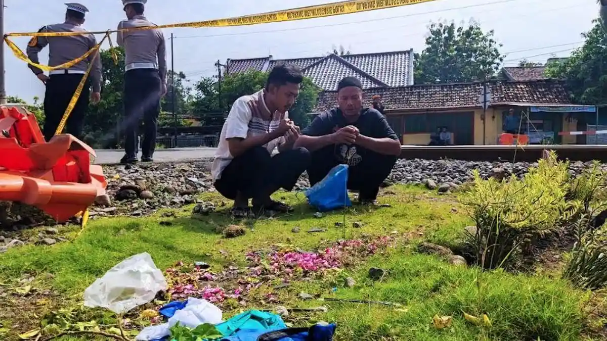 Prosesi Tabur Bunga dan Doa Keluarga Korban Laka Maut KA vs Motor Saat Proses Olah TKP di Magetan