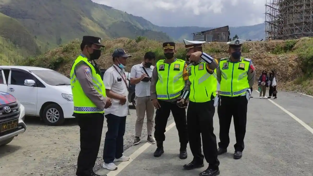 Personel Polres Samosir Monitoring Pos Yan Serta Lakukan Rekayasa Lalin