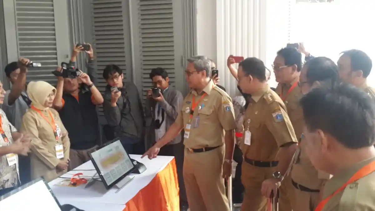 Gubernur Anies Baswedan Resmikan Posko Pelayanan PPDB Online