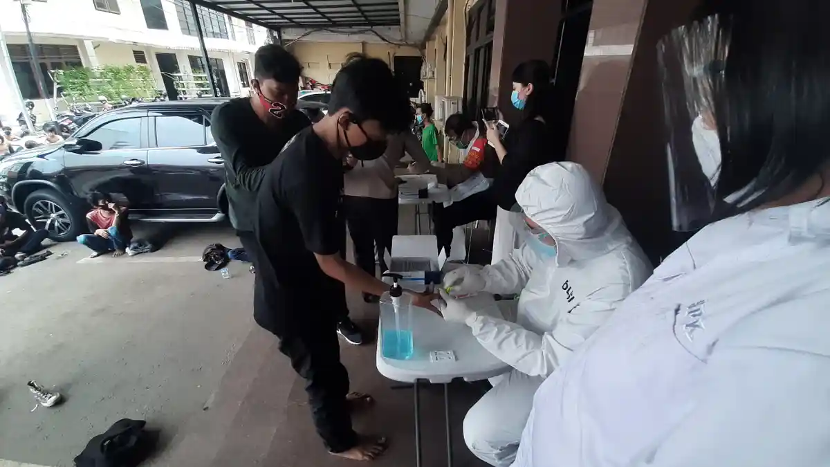 Diamankan Saat Hendak Demo di DPR, Puluhan Remaja Jalani Rapid Test Covid-19