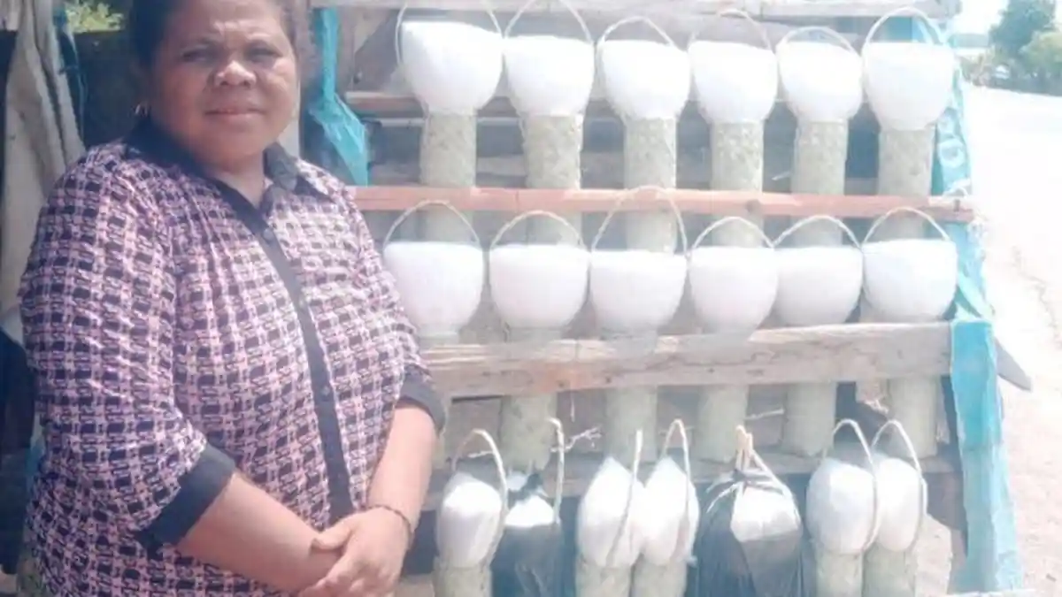 Jualan Garam di Jalan Timor Raya, Lala Lite Tetap Semangat Nafkahi Keluarga 