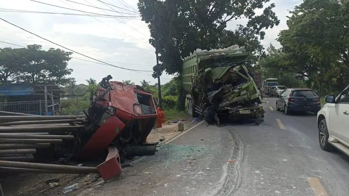 Pecah Ban, Dump Truk di Bungah Gresik Adu Banteng dengan Truk Lainnya, Satu Orang Kehilangan Nyawa