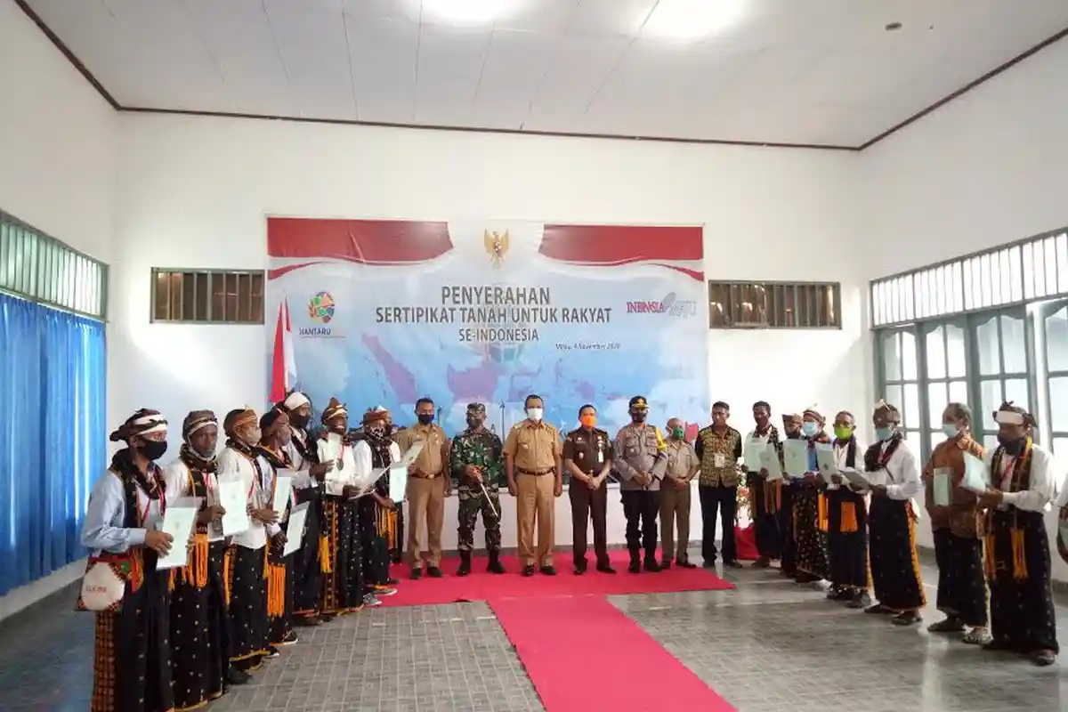 Kenakan Pakaian Adat, Warga Nagekeo Terima Sertifikat Program PTSL