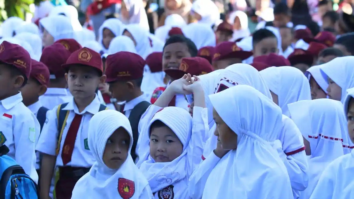PNS Dapat Dispensasi Antar Anak ke Sekolah pada Hari Pertama Sekolah